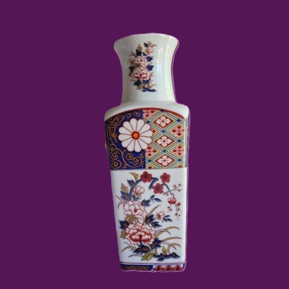 Vintage handpainted floral porcelain Imari Ware vase Japan